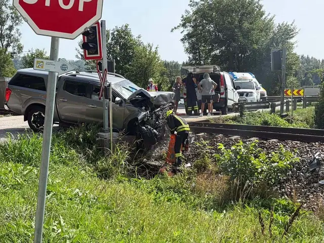 Am Freitagnachmittag, dem 28. August 2026, kam es in Ernsthofen im Bezirk Amstetten zu einem schweren Verkehrsunfall am Bahnübergang. | Foto: BFKDO Amstetten
