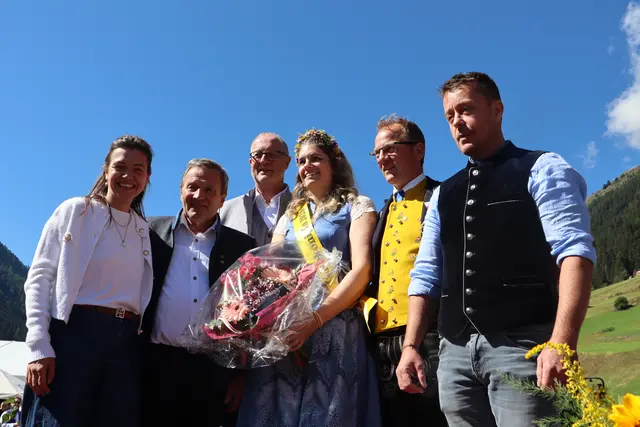 Anna Kurz (TVB Ischgl),  Hermann Huber (Bgm. von Galtür), Werner Kurz (Bgm. von Ischgl),  2026 Daniela Wolf (Käsekönigin 2026),  Dietmar Walser (Obm. der MK Ischgl) und Daniel Winkler (Vzbgm. von Ischgl). (v.l.) | Foto: Monika Hammerl