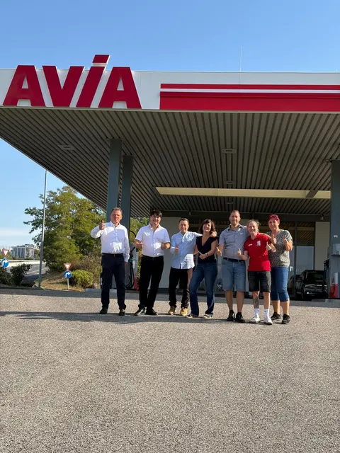 Freuen sich über die Eröffnung der neuen AVIA-Tankstelle An der Bundesstraße 37 in Krems: Geschäftsführer der Franz Eigl Gesellschaft m.b.H. gemeinsam mit dem Betreiber Rudolf Niederreiter und seinem Team.
 | Foto: AVIA
