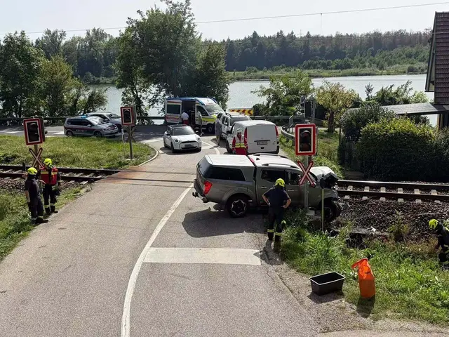 Während der Arbeiten versorgten die Einsatzkräfte den verletzten Autofahrer und betreuten ihn bis zum Eintreffen des Rettungsdienstes. | Foto: BFKDO Amstetten