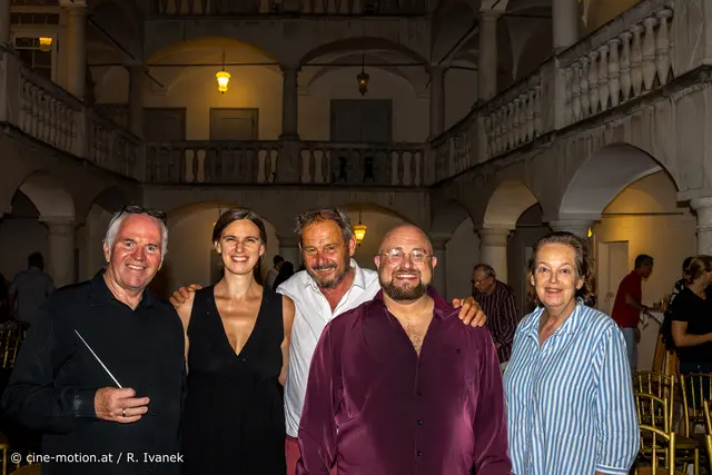 Die Hauptakteure des Konzertes mit Veranstalter: Leo Wittner, Maria Patera, Georg Aichelburg-Rumerskirch, Maximilian  von Lütgendorff und Christine Aichelburg-Rumerskirch (vlnr). | Foto: cine-motion.at / R. Ivanek
