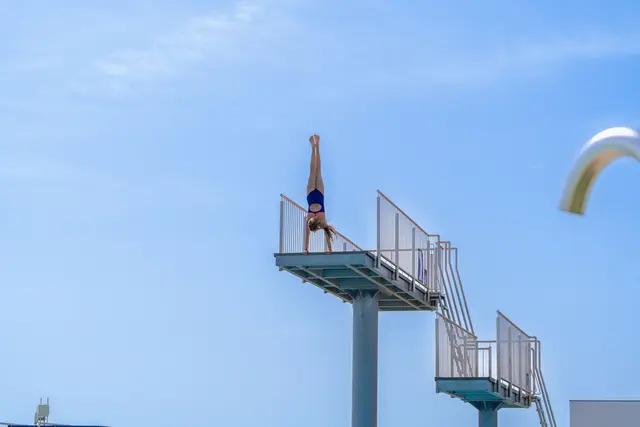 Handstand, Schrauben oder „Der Anker“: die Teilnehmer:innen hatten die freie Wahl zwischen dem 1-Meter-, 3-Meter- und 5-Meter-Sprungturm. | Foto: Conny Photography
