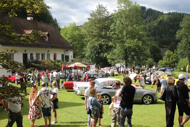 Hunderte Oldtimer und Sportwägen konnten von den Besuchern bestaunt werden. | Foto: Patrick Marcher
