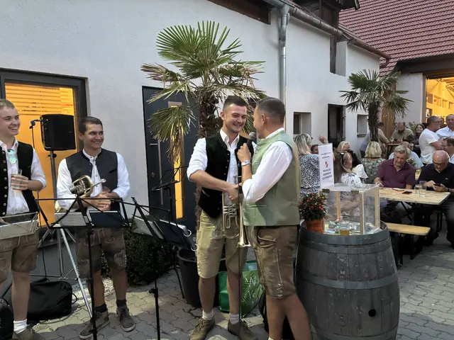 Thomas Solinger feierte den 25. Geburtstag. Manuel Zusag gratulierte. | Foto: Schauer