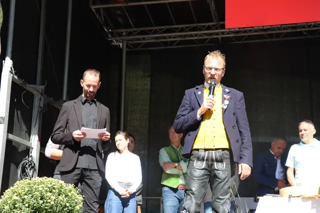Der Obmann der Musikkapelle Ischgl, Dietmar Walser, begrüßt Besucher und Ehrengäste auf dem Silvrettaplatz und wünscht allen ein vergnügliches, genussreiches Fest beim Paznauner Markttag. | Foto: Monika Hammerl