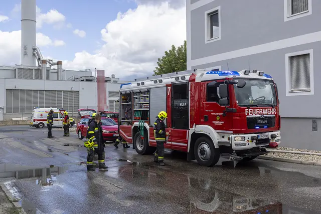 Beim Eintreffen der ersten Einsatzkräfte wiesen die Bediensteten des Unternehmens die Feuerwehr ein. Diese hatten bereits vor dem Eintreffen der Feuerwehr mit mehreren Feuerlöschern Löschversuche unternommen und konnten damit den Brand erfolgreich löschen.  | Foto: Manfred Wimmer