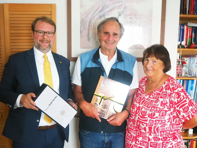 Vizebürgermeister Florian Kamleitner, Jubilar DI Erich Baumann und Gattin Anna | Foto: Stadt Krems