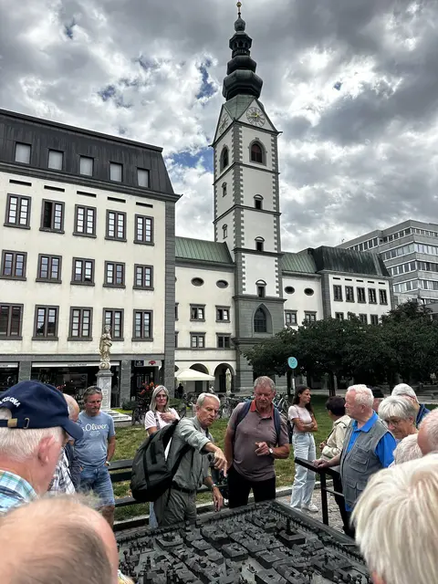 Wo einst Geschichte geschrieben wurde, entfaltete Obmann Rudolf Grabner am Klagenfurter Domplatz das bewegte Epos der Stadt und ließ vertraute Gassen in neuem, verheißungsvollem Licht erscheinen.