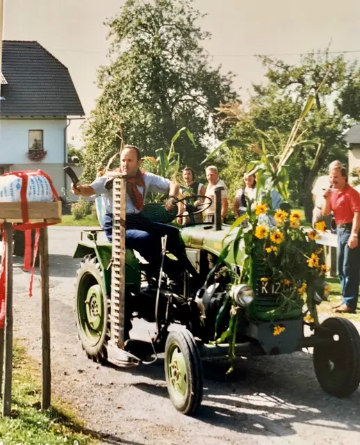 1987 wurde in Korpitsch erstmals zum Traktor-Kufenstechen geladen. Damals diente noch ein Kürbis als Ziel. | Foto: Dorfgemeinschaft Korpitsch