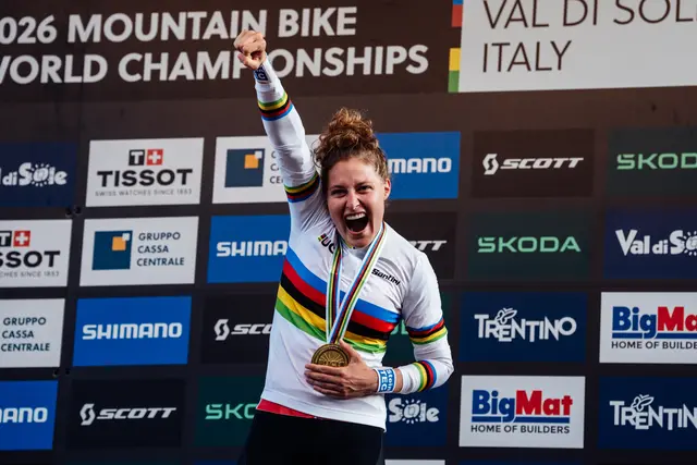 Laura Stigger jubelt über ihre Goldmedaille im Short Track bei der WM in Italien | Foto: Cycling Austria/Zeimes