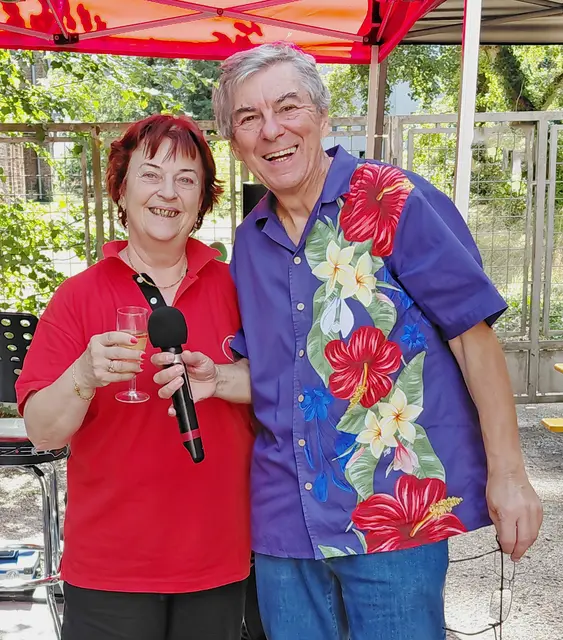 Beim Spanferkelgrillen des Korneuburger Pensionistenverbandes Obfrau Elfriede Pudgar und Musiker Alfred Pertl | Foto: Hermine Pertl