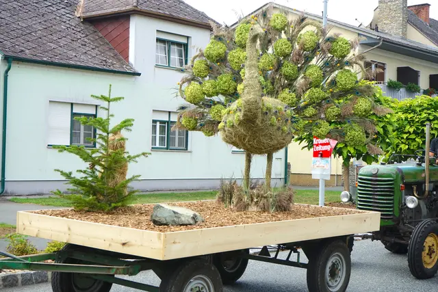 Ein Pfau aus Heu zierte den Wagen der Feuerwehr Deutsch Tschantschendorf.  | Foto: Elisabeth Kloiber/MeinBezirk