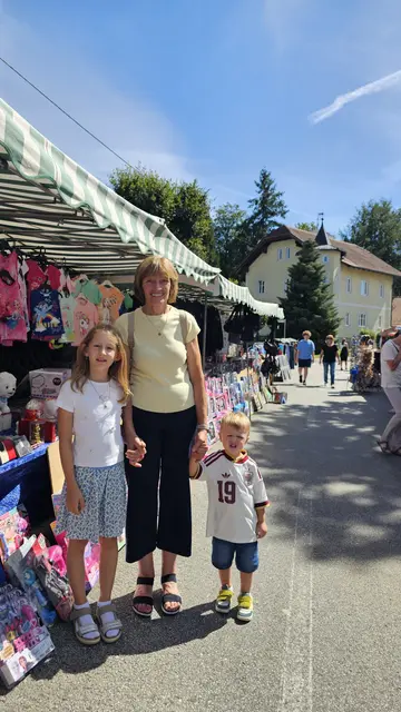 Hier werden Wünsche wahr: Hanna, Oma Karin und Maximilian sich hier, weil sich sich etwas schönes aussuchen dürfen.  | Foto: Elke Rott/zema-medien.de