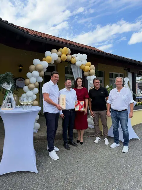 Jochen Bocksruker und Andreas Albrecher gratulierten dem Fiore Mare-Team. | Foto: Stadtgemeinde Bärnbach