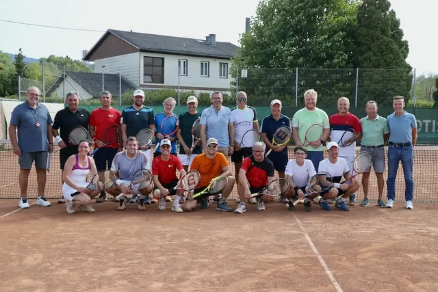 Bürgermeister Markus Vogl lud wieder tennisbegeisterte Sportler aus Politik, Wirtschaft und dem öffentlichen Leben zu seinem jährlichen Tennisturnier im Tennisstadion des ATSV Steyr am Rennbahnweg ein.  | Foto: Klaus Mader