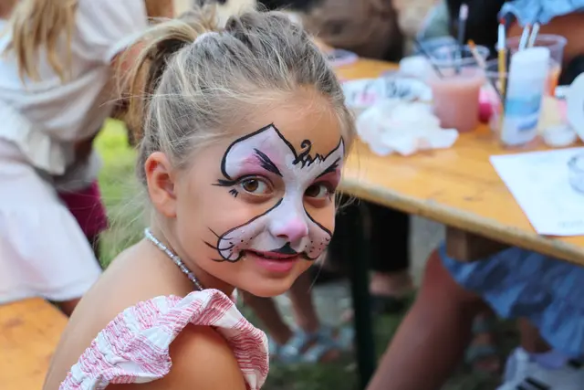 Während die Erwachsenen es sich im schönen Ambiente des Gartens von Kagers Auszeit gemütlich machten, hatten die Kinder Spaß beim Kinderschminken. "Die Kinder sind uns sehr wichtig", sagte Vzbgm. Michael Konrad, weshalb das Brauchtumsfest des Maibaumumschneidens auch ein Fest für alle Generationen war.  | Foto: Edith Ertl