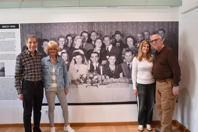 Auf den Spuren ihrer Familiengeschichte: Jeffrey Wisnicki (li.), Sohn von Leokadia, besuchte mit seinem Cousin Herbert Jay Wisnicki (re.) und den Ehefrauen Rebecca (2. v. li.) und Stephanie die Sonderausstellung im Landhaus.