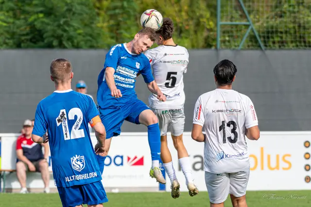 Tarik Handzic im Kopfballduell mit Rohrbachs Jonas Weber, der kurz nach der Pause das wichtige 2:1 erzielte. | Foto: Thomas Navratil