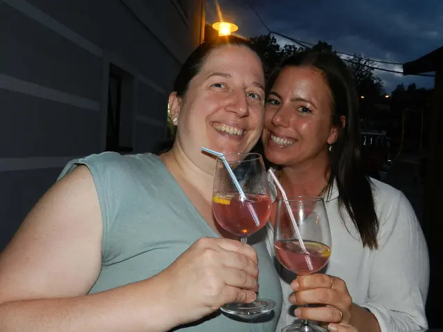 Angelika Pölzelberger und Lena Thurnher stoßen auf den Abend an. | Foto: Heribert Punz