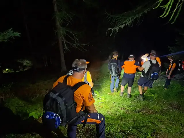 Die Bergrettung Hüttschlag bei der nächtlichen Suchaktion. | Foto: Bergrettung Hüttschlag