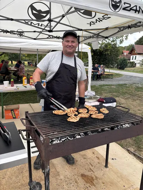 Bei der Feuerwehr Moschendorf gab es Gegrilltes.  | Foto: Elisabeth Kloiber/MeinBezirk