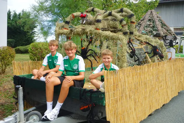 Der Nachwuchsverein Punitz sorgte mit einer überdimensionalen Heu-Tarantel für Aufsehen.  | Foto: Elisabeth Kloiber/MeinBezirk