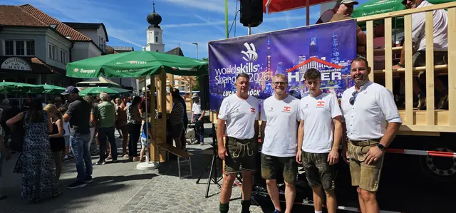 2. von rechts: Luca Reitböck, Zimmerer, einziger Gewinner aus Österreich und 1. Sieger in Europa, in 10 Tagen gehts nach Shanghai. Dort wird er seinen Titel gegen die Weltbesten Zimmerer verteidigen. 
1. v.r Bürgermeister Gmuntner Christian. links die beiden Trainer von Luca.  | Foto: Elke Rott/zema-medien.de