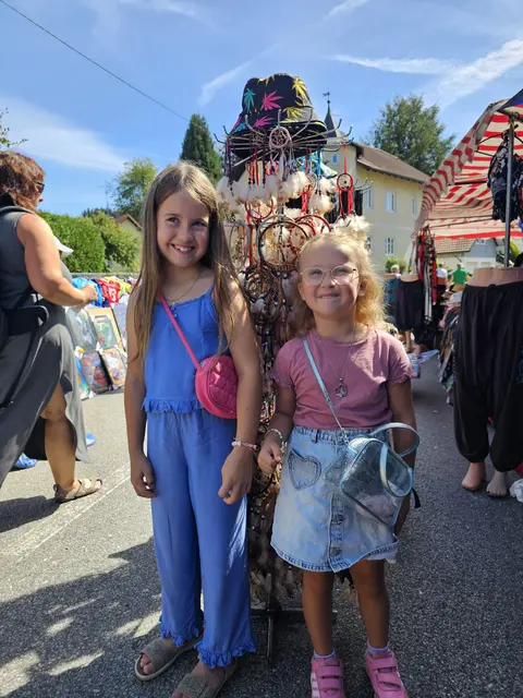 Lara und Amelie kaufen sich einen Traumfänger.  | Foto: Elke Rott/zema-medien.de