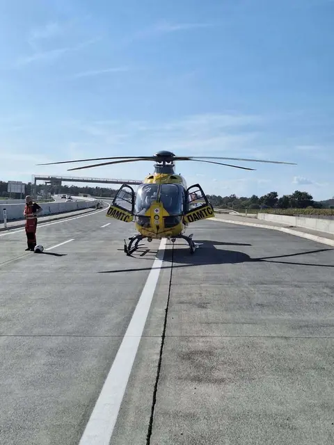 Eine der beiden verletzten Personen wurde mit dem Rettungshubschrauber Christophorus C16, die zweite Person mit dem Rettungswagen zur weiteren Behandlung abtransportiert, heißt es vonseiten der Feuerwehr.  | Foto: Feuerwehr Deutsch Kaltenbrunn Ort