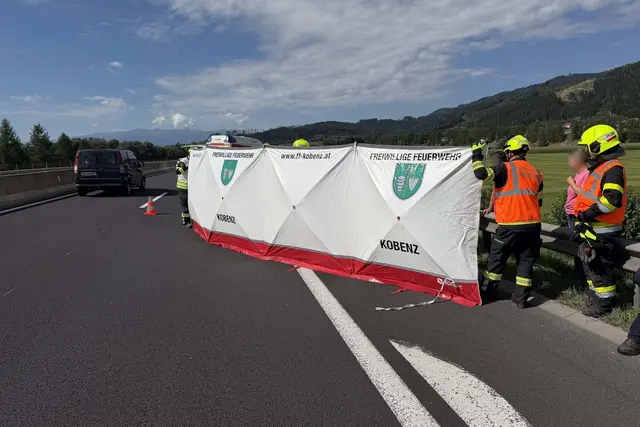 Die Feuerwehr baute die Sichtschutzwand auf.