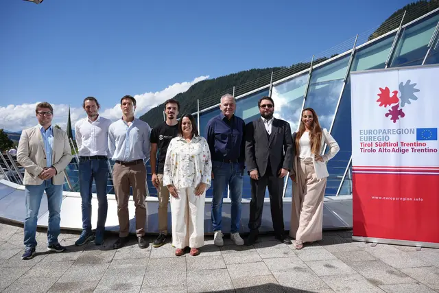 Euregio-Innovationspreis 2026: Gruppenfoto der Finalistinnen und Finalisten mit Yannick Back (Terra Atmos), Elia Fregonese und Antonio Maria Vizioli (beide Fraido), Philipp Tschaikner (KinCon Biolabs), Stefania Malfatti (Behavix), Michael Eckle und Andreas Hanschek (Vahle Automation und Universität Innsbruck), Beatrice Iaia (Biotitan) (v. li.). | Foto: Euregio/Armin Gluderer