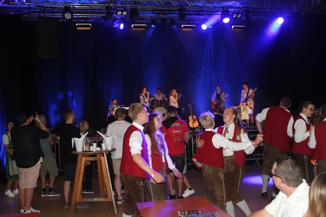 Zur Musik von der Bühne wurde beim Wood`n Brass ausgelassen getanzt. | Foto: TMK Ottendorf