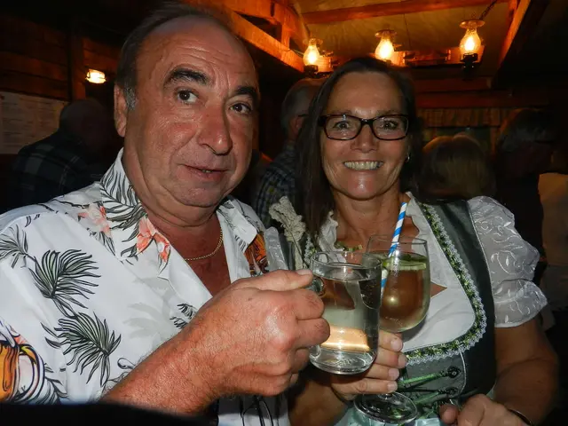 Walter Bürgmayer und Bürgermeisterin Karin Winter haben sich nach dem Bieranstich gut unterhalten. | Foto: Heribert Punz