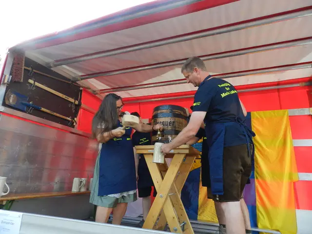 Die Bürgermeisterin beim Bieranstich. | Foto: Heribert Punz
