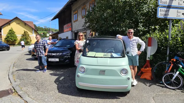 Anita und Gerhart von der Firma Denk präsentieren zum Kirtag ihre neusten Automobile.  | Foto: Elke Rott/zema-medien.de