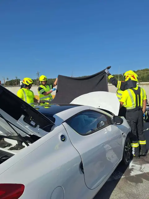 Ein Pkw prallte aus unbekannter Ursache frontal gegen den Fahrbahnteiler bei der Ausfahrt Rudersdorf. Zwei Insassen wurden verletzt.  | Foto: Feuerwehr Deutsch Kaltenbrunn Ort