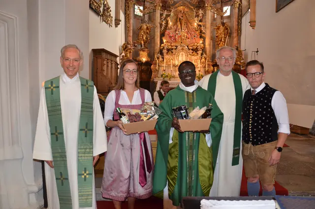 Abschied: Pfarrer Andreas Fischer, Johanna Feßl, Martin Nana, Pater Karl Peinhof und Bgm. Gernot Esser.