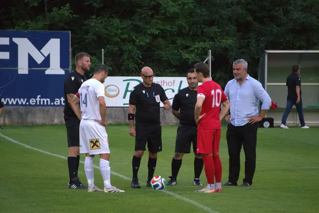 Für einen besonderen Auftakt sorgte Landesrat Heinrich Dorner mit dem Ehrenanstoß am Fußballplatz in Stuben.  | Foto: Lisa Stöckl