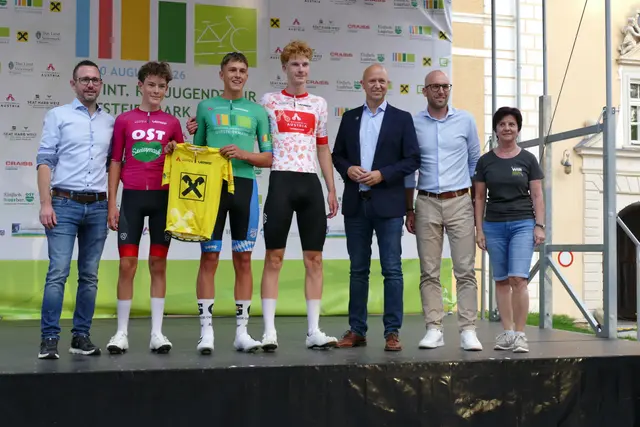Die Gewinner der vier Spezialtrikots Georg Wartlsteiner, David Aicher und Jasper Carls mit den Sponsoren und Bgm. Andreas Geier (v.l.n.r.) | Foto: Putz