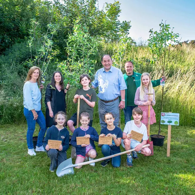In Langenzersdorf werden laufend Bäume gepflanzt - so wie damals mit Gemeinderätin Roswitha Lehner, Nicole Kuhrn, Bürgermeister Andreas Arbesser, Bauhofleiter Sascha Gründler und den Kinder der 4. Klasse Volksschule. Auch jetzt werden Baumpaten gesucht. | Foto: Reinhard Podolsky