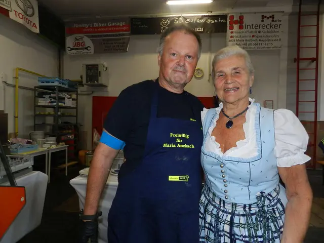 Der ehemalige Kommandant Josef Ertl mit Gemeinderätin Renate Schönegger. | Foto: Heribert Punz