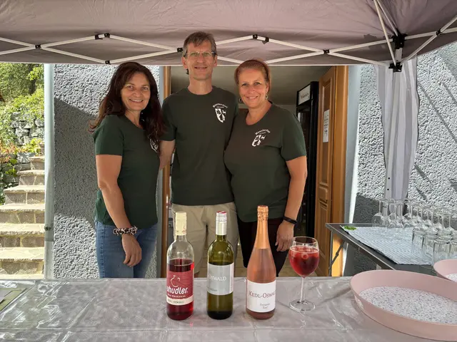 Schenkten vorm Kellerstöckl aus: Vizebürgermeisterin Cornelia Kedl-Oswald, Sascha Kedl und Natascha Feibl (von links).  | Foto: Elisabeth Kloiber/MeinBezirk