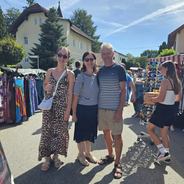 Helene, Maria und Günter flanieren gerne jedes Jahr durch den Kirtag in Enzenkirchen.  | Foto: Elke Rott/zema-medien.de