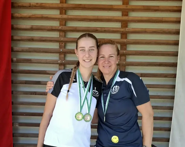 Jubel im Hause Wade: Chiara und ihre Mutter Anita holten sich Gold, Silber und Bronze bei der Landesmeisterschaft im Zielbewerb | Foto: Wade