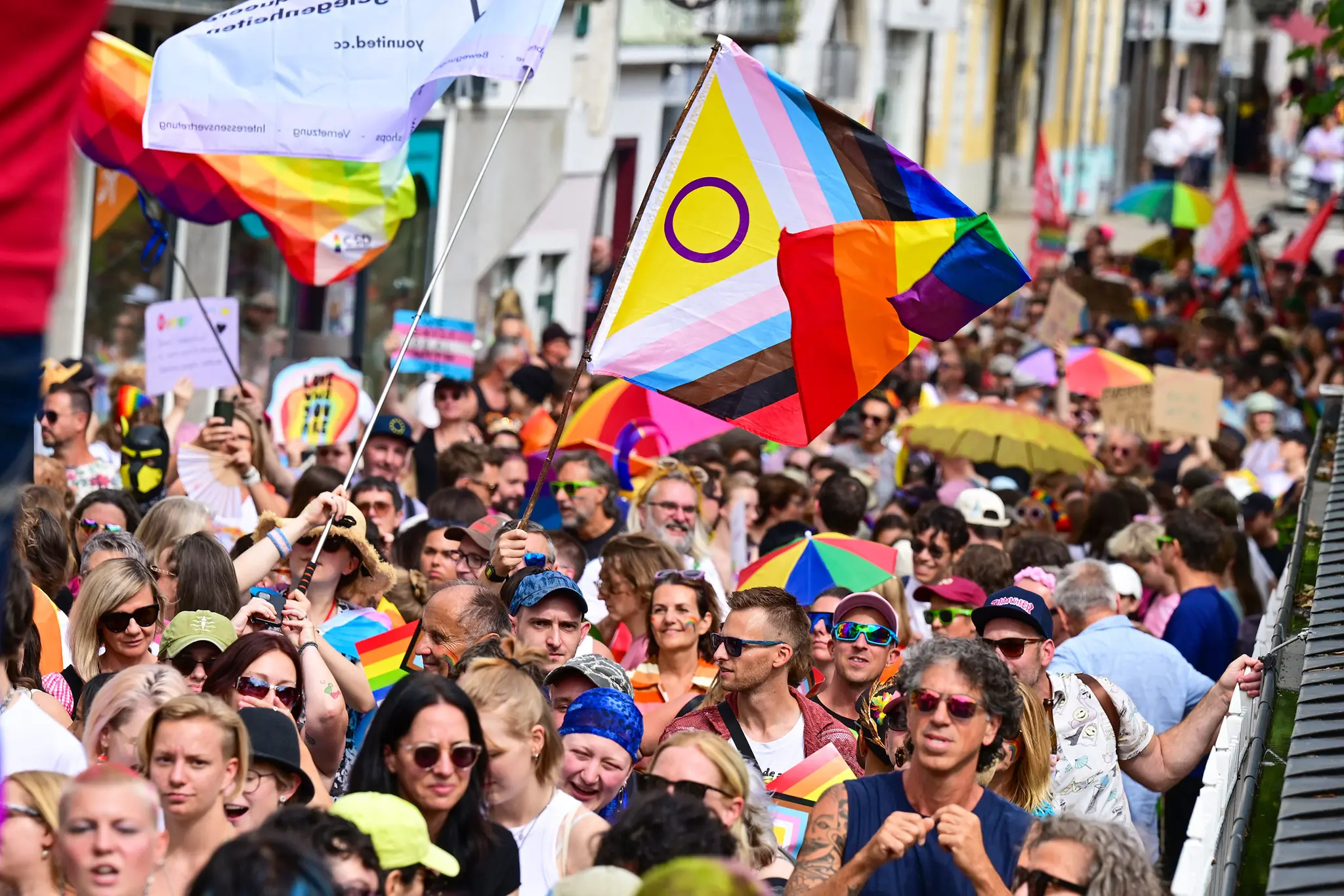 Bildergalerie: Hunderte gingen bei Salzkammergut Pride 2026 auf die Straße ...