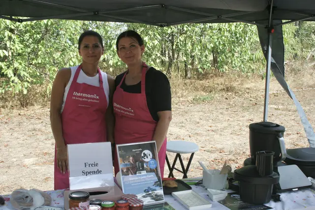Am Thermomix-Stand konnten sich die Besucherinnen nicht nur durch verschiedene Kostproben probieren, sondern auch neue Rezepte kennenlernen und sich bei Ana B. und Alice Maria H.  über die vielseitigen Möglichkeiten des Geräts informieren. | Foto: Rebecca Cermak