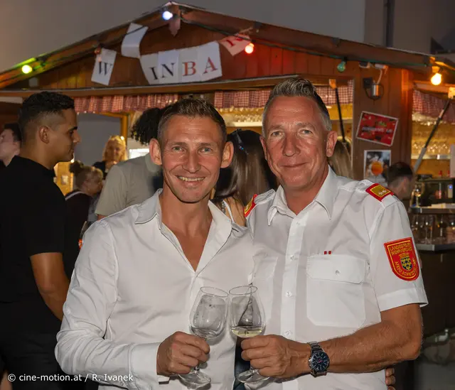Die 50ziger stoßen auf ihr neues Lebensjahrzehnt an: gGR Thomas Giselbrecht und Kommandant Andreas Perner (vlnr). | Foto: cine-motion.at / R. Ivanek