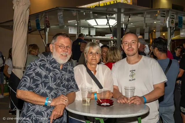 Fred, Ingrid und Sohn Daniel T. aus Leopoldsdorf rückten zusammen  - einen Stehtisch ergattert. | Foto: cine-motion.at / R. Ivanek