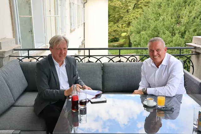 Im Gespräch: Mario Kunasek stand MeinBezirk (im Interview mit R. Reischl) Rede und Antwort. | Foto: Land Steiermark