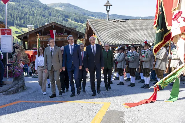 Die Eröffnung des European Forums Alpbach und der traditionelle Landesübliche Empfang am Kirchplatz in Alpbach. Im Bild LH Maurizio Fugatti (Trentino), LH Arno Kompatscher (Südtirol) und LH Anton Mattle (v. li.). | Foto: Land Tirol/Sedlak